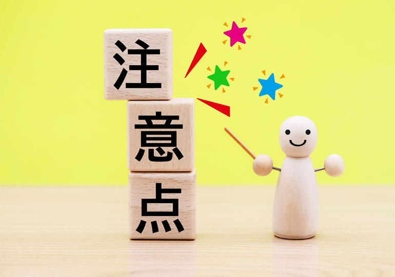 散骨兼業業者のリスクを説明する人形