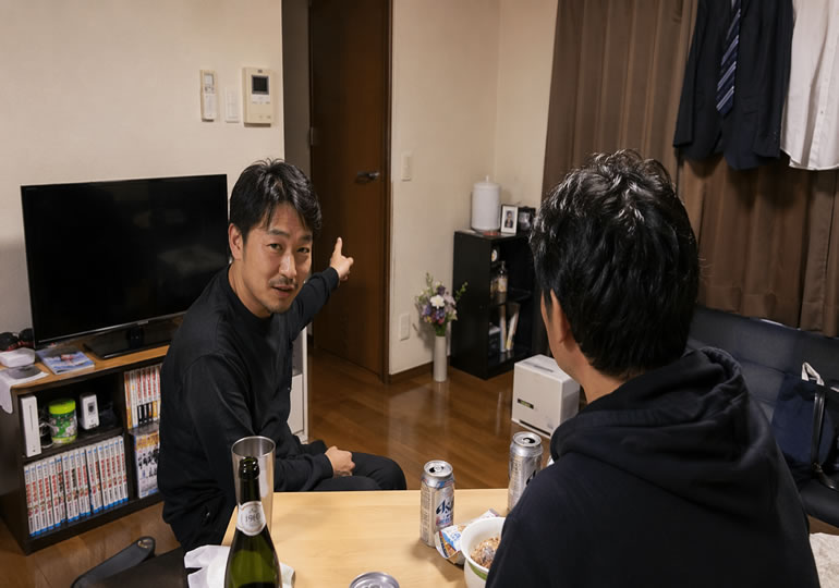 遺骨処分の相談をしている男性