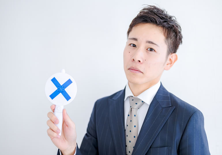 不満な顔でメタバース墓地を否定する男性