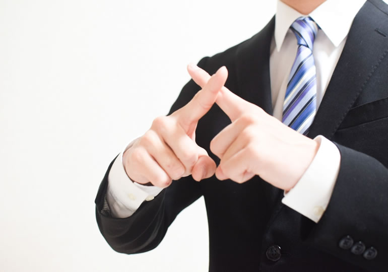 散骨の許可不要に意義を言う男性