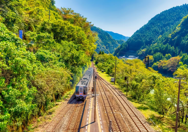 山奥を走る単線電車