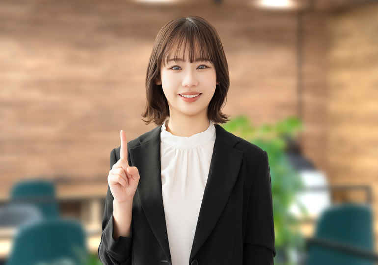 散骨業者の見極め方を説明する女性