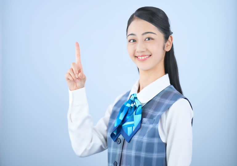 給付金の種類と条件を説明する女性