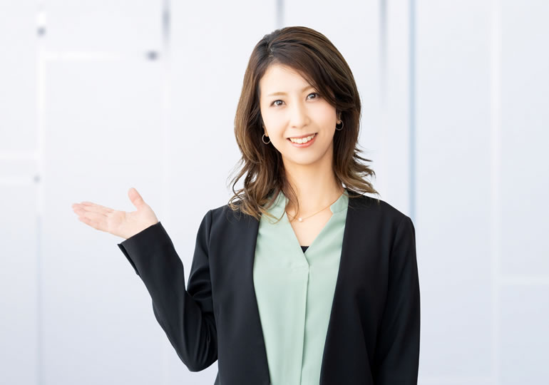 火葬後に遺骨がなくなることはないことを説明する海洋散骨オフィス一凛の女性スタッフ