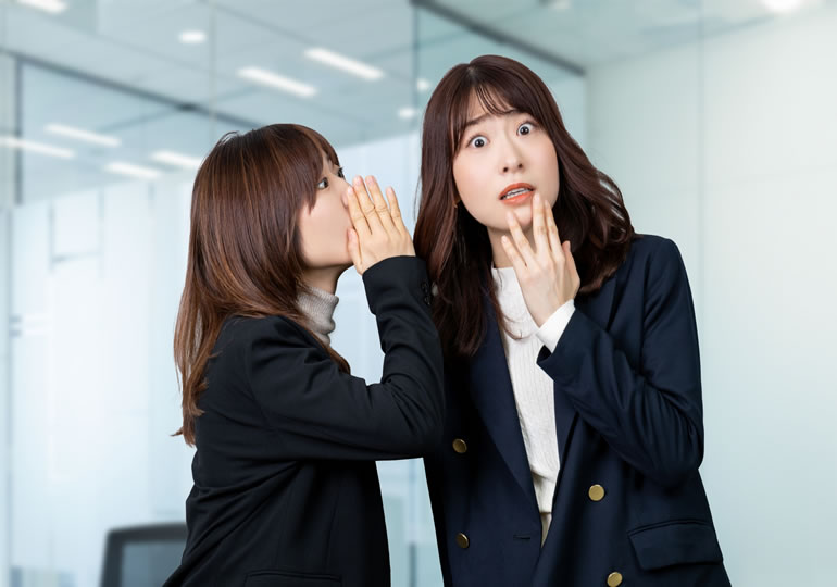 遺骨の最後を聞いて驚く女性