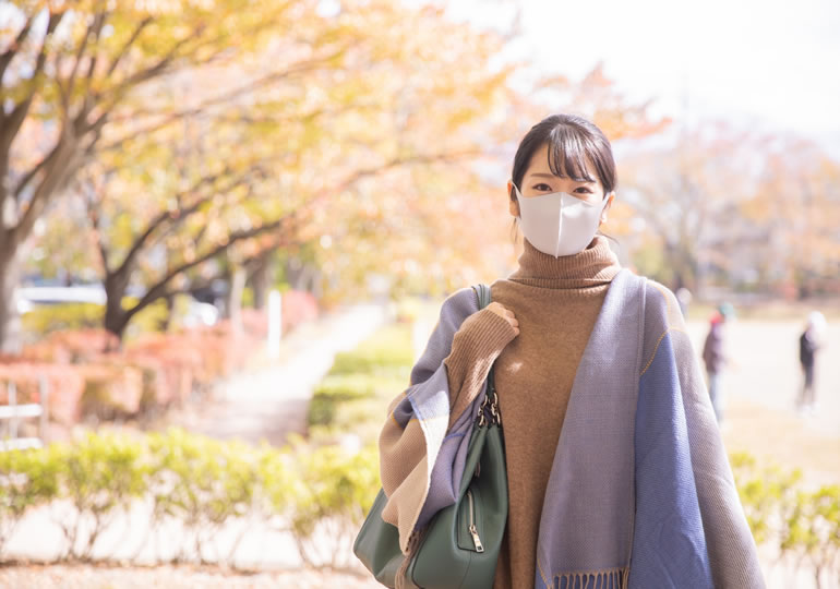 コロナ対策でマスクをする女性