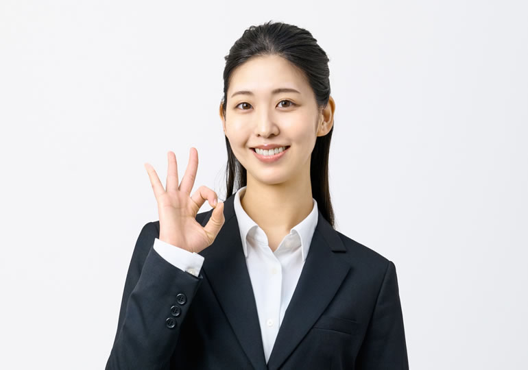 葬儀業者の注意点を説明する女性