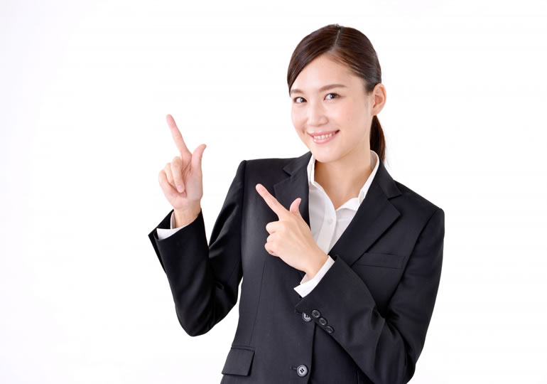 霊園の選び方を解説する女性