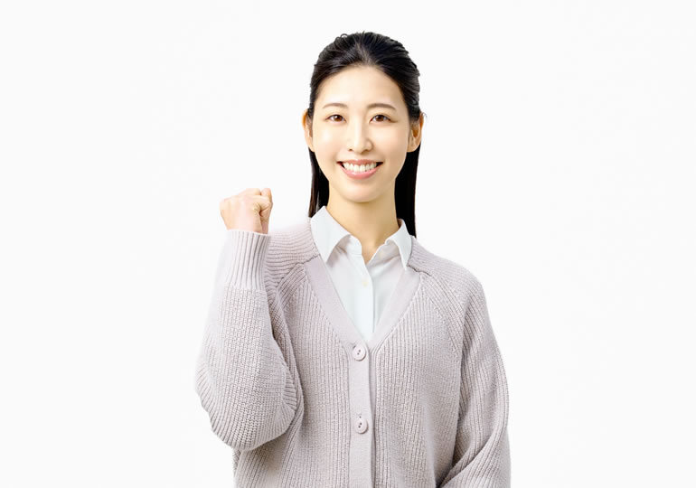 海洋散骨や樹木葬の解説をする女性