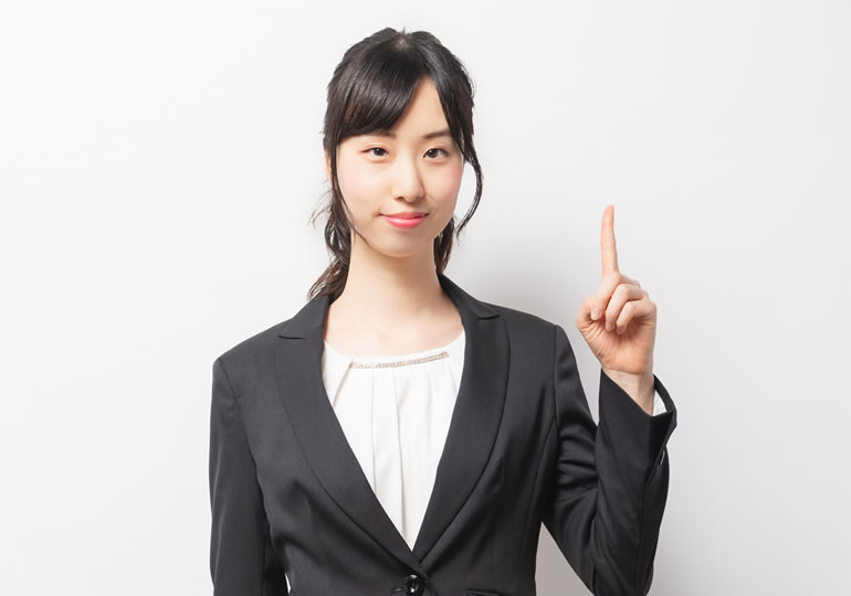 信頼できる散骨業者の解説をする女性