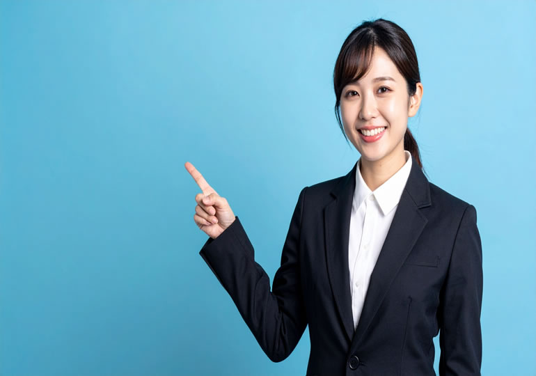 樹木葬の説明をする女性