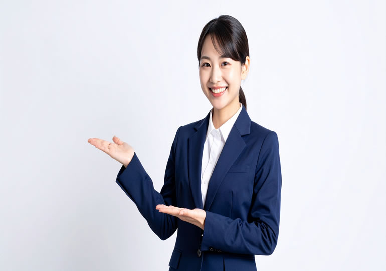 海洋散骨生前予約の説明をする女性