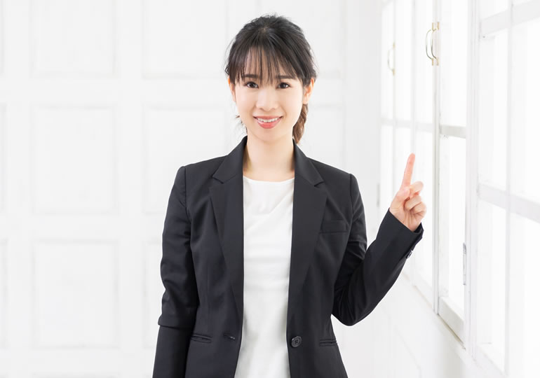 生前葬のステップを伝える女性