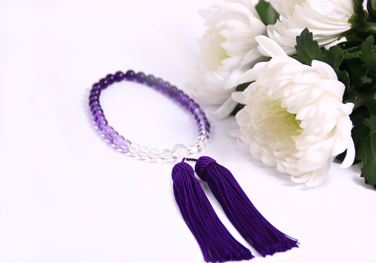 生前葬に持って行く数珠と菊の花