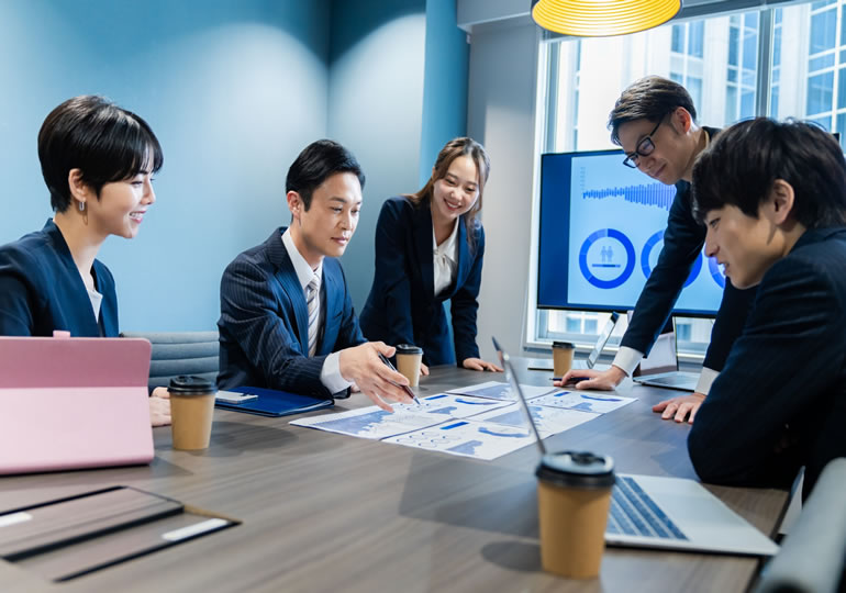 終活について会議をしている自治体の職員