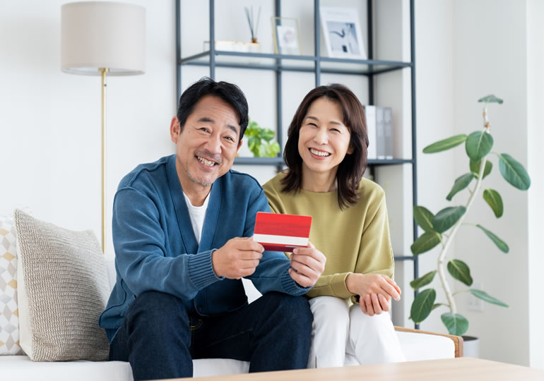 給付金が振り込まれて笑顔の夫婦
