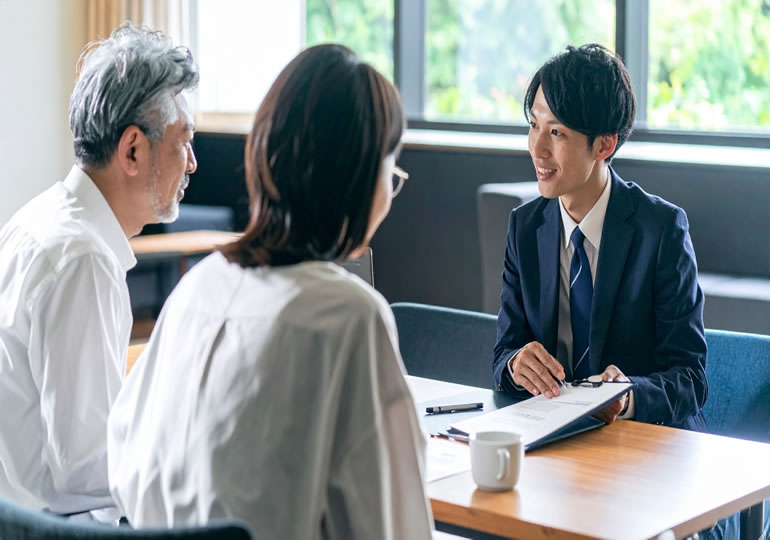 樹木葬の説明を聞く老夫婦