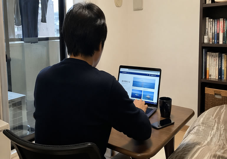 散骨業者を検索する男性