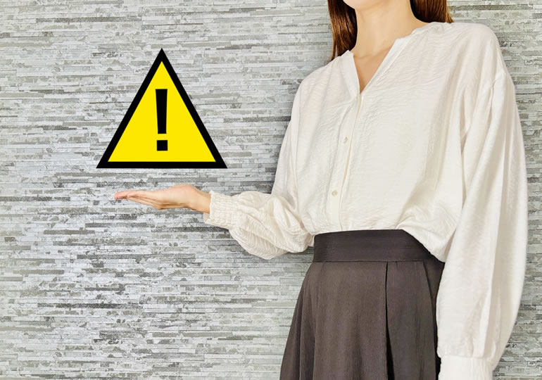 散骨業者のタイプを説明する女性