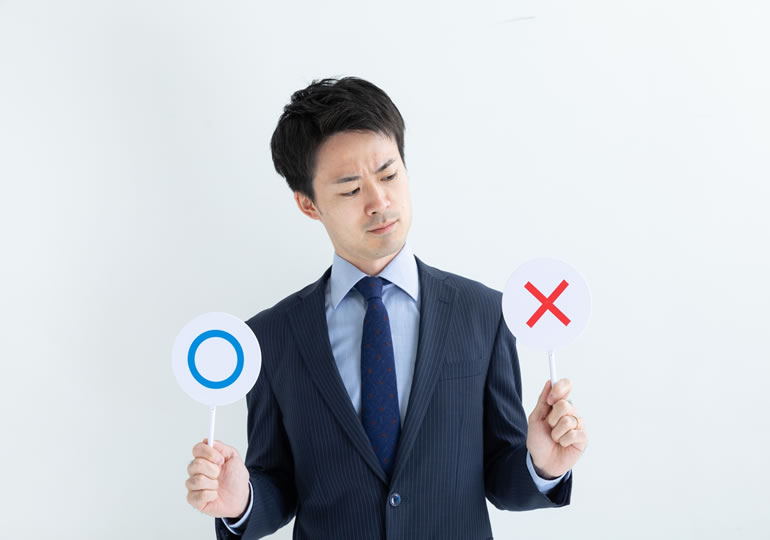供養の正解に悩む男性