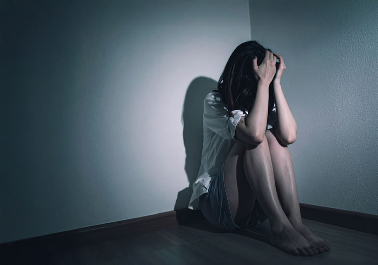 不運を呪いだと悩む女性