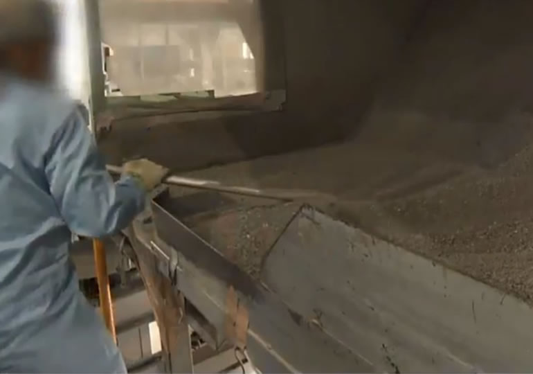 溶鉱炉から取り出された遺骨を資源にする作業スタッフの男性