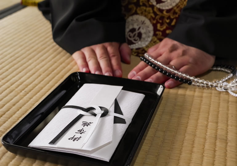 法事の後に檀家からお布施を受け取る住職