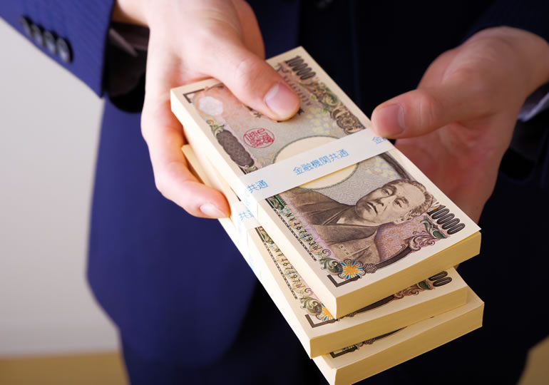 札束を持つ葬儀社のスタッフ