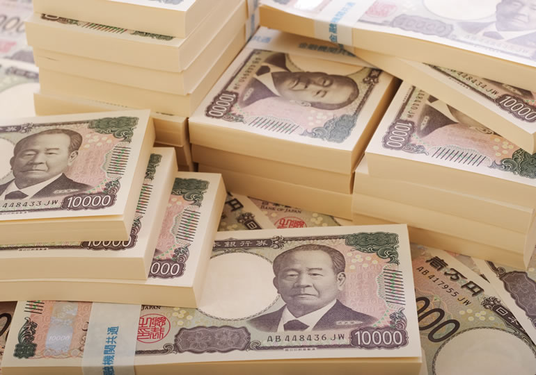 積み上げられた札束