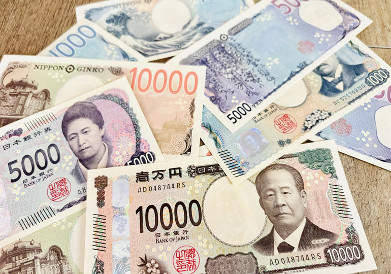 火葬費料金比較の為の大量のお札のイメージ画像