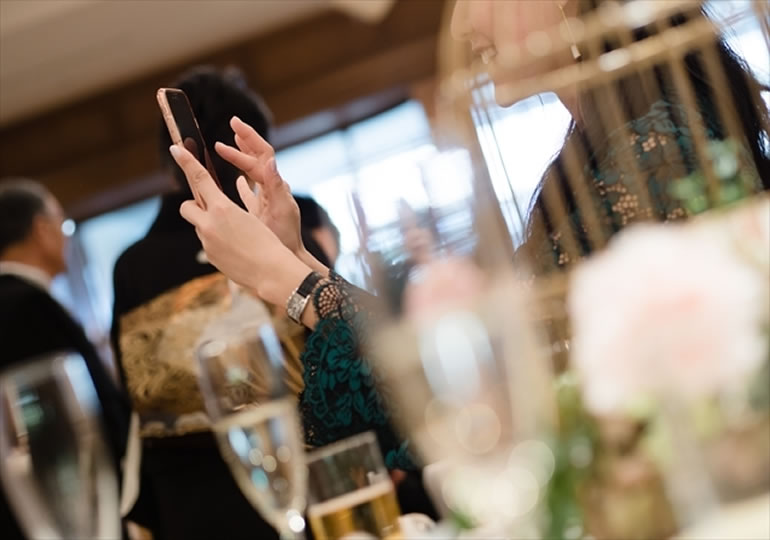 生前葬を楽しむ女性