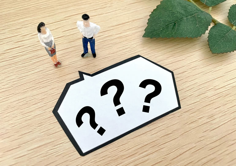 なぜ散骨を自治体が許可しないのか悩む人形のイメージ画像