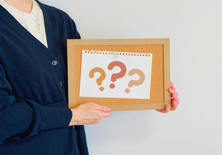 散骨業者の矛盾を指摘する女性