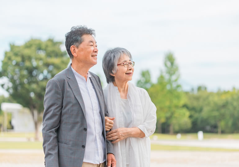 公園を散歩する老夫婦