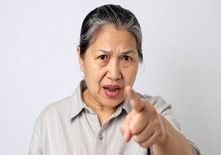 散骨に反対する親戚の高齢女性