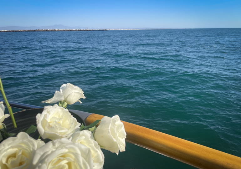 海洋散骨の為に沖合に出航する船