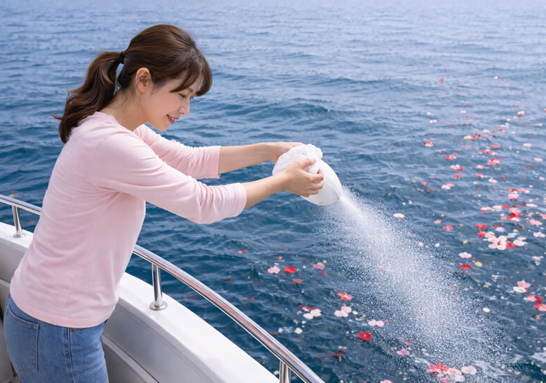 船の上から散骨する女性