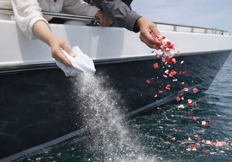 船から海洋散骨している日本人の高齢夫婦
