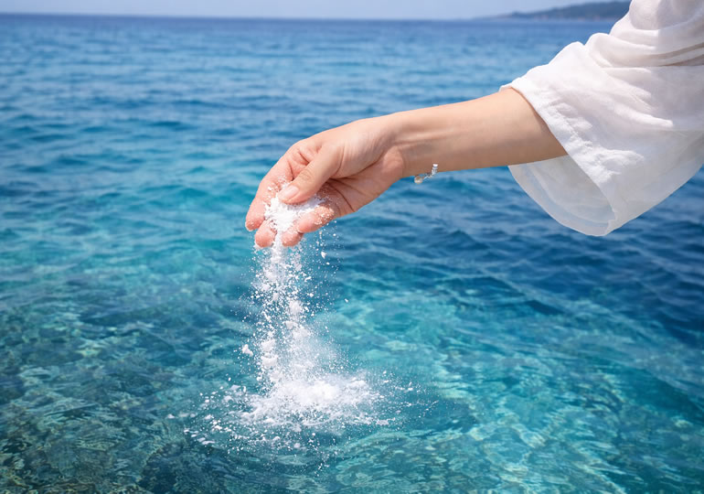 残骨灰を海に散骨している親族