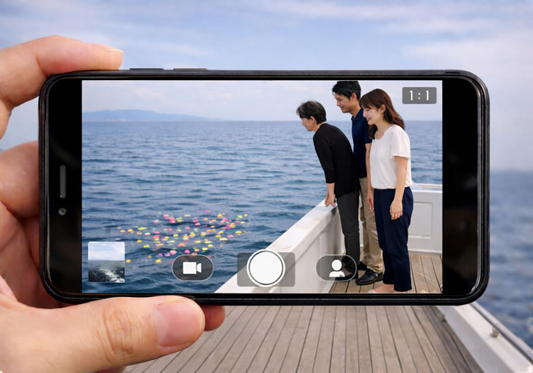 海洋散骨をしている家族を撮影しているスマートフォンの画面
