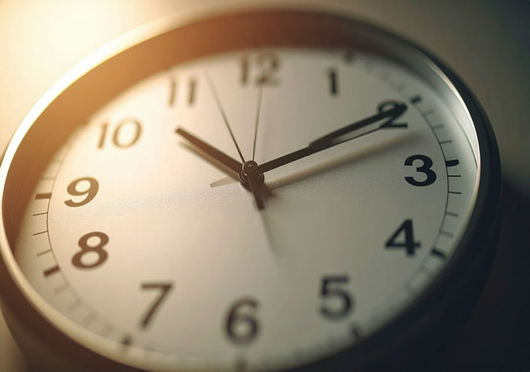 時間の関係性をイメージする壁掛け時計