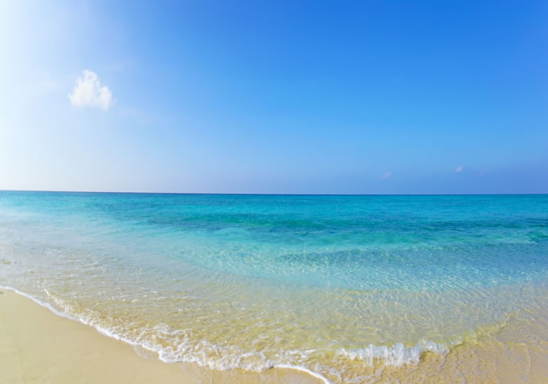 海洋散骨で人気の沖縄の海