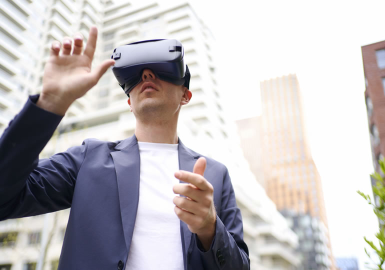 vrゴーグルをつける男性