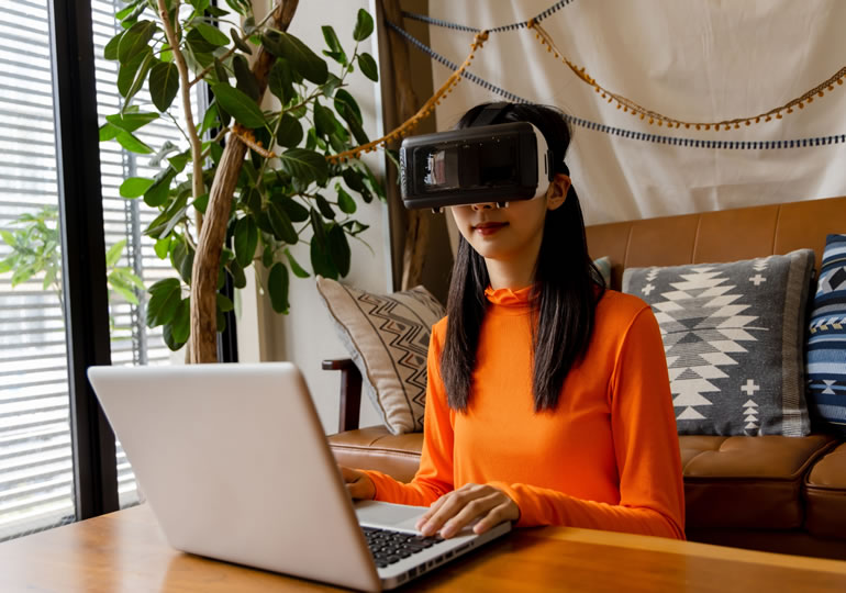 パソコンでバーチャル墓地のお参りをする女性