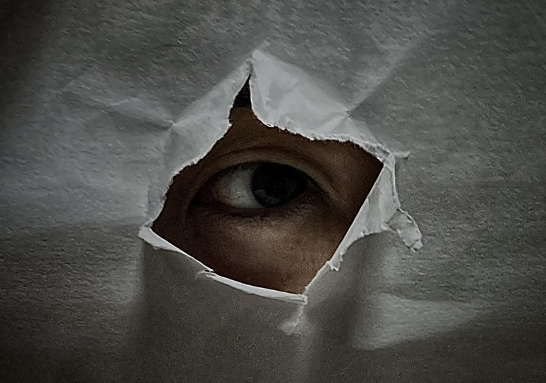 粉骨作業をのぞき見する男性