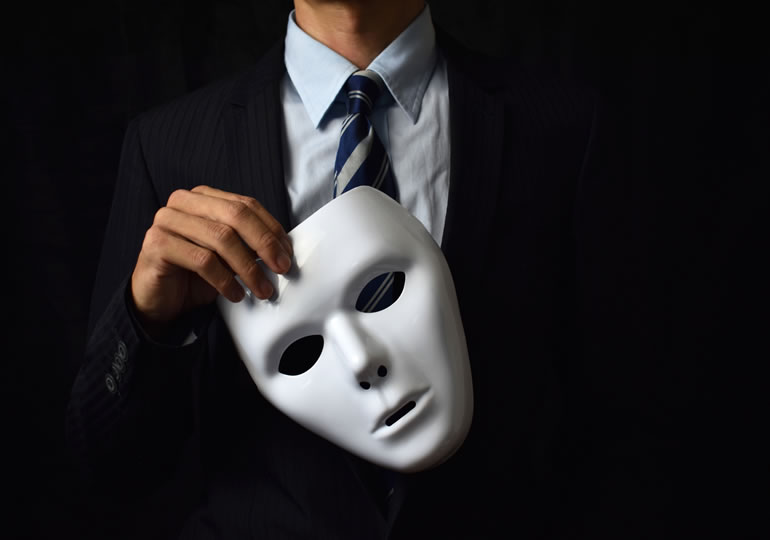 仮面をつけていた怪しい散骨業者