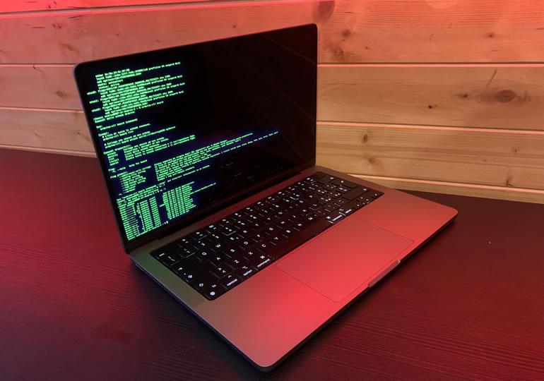 パソコンを操作するイメージ画像