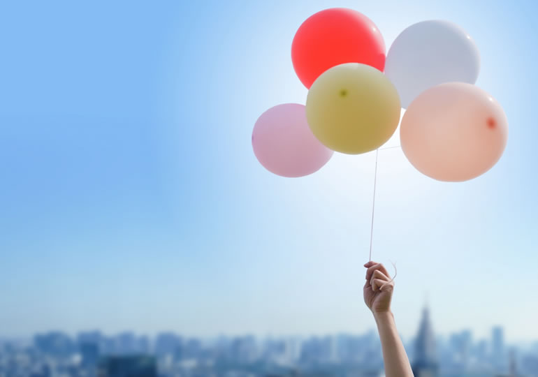 バルーン葬の風船を持つ子供