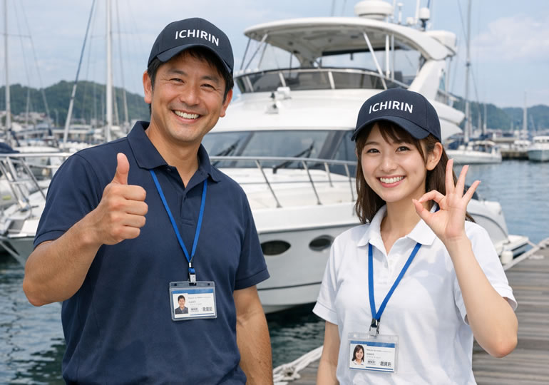 笑顔でクルーザーの前に立っている散骨業者