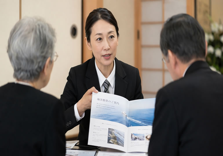 葬儀社の海洋散骨のパンフレット